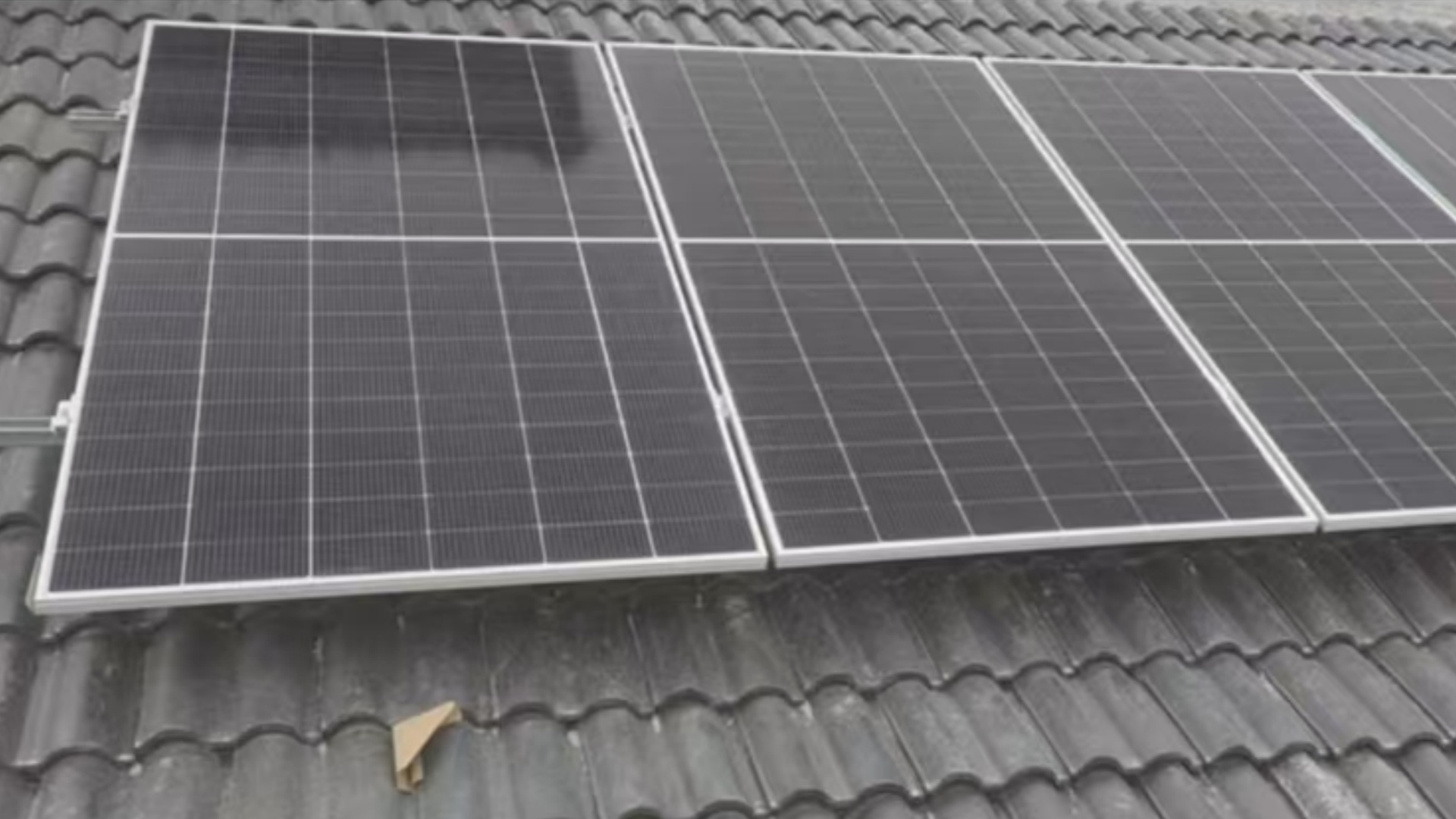 Фотоэлектрические-PV-панели на черепичной крыше-домашняя энергия